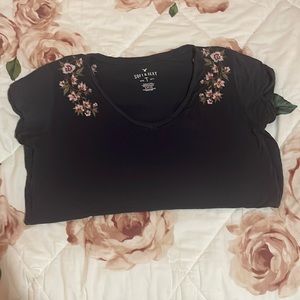 American Eagle Outfitters gray t-shirt with flower details, size M.